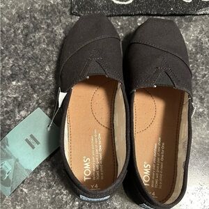 TOMS Girl’s Size 4 Black Canvas Loafers